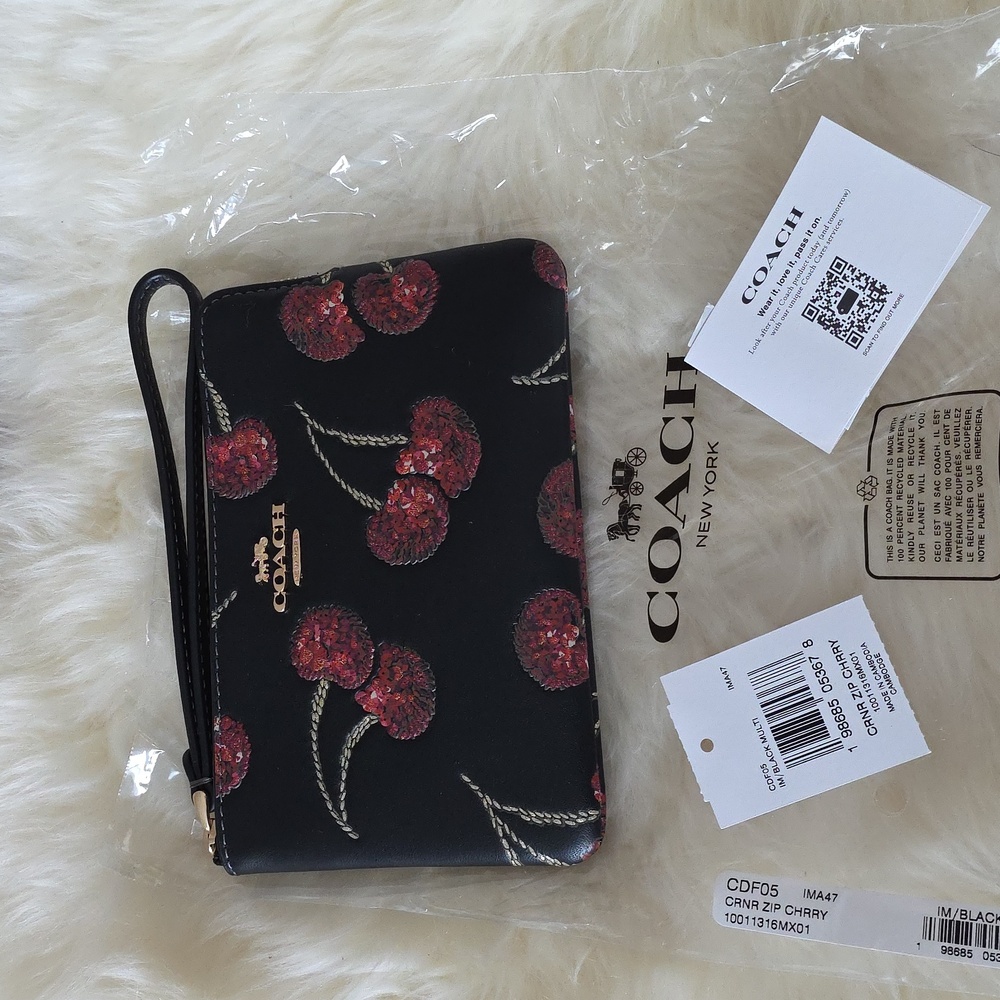 NWT Coach Black Leather Sparkle Cherry Corner Zip Wristlet Wallet ❤️🍒🖤